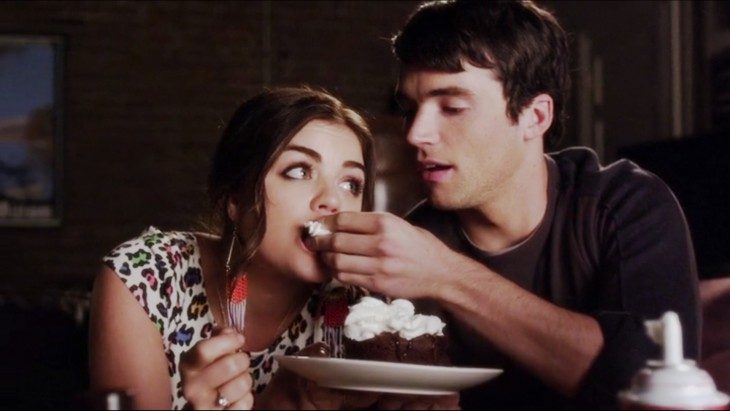 Escena de la serie pretty little liars ezra dandole de comer a aria en la boca 