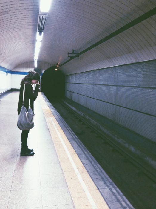 Chica llorando en la estación del metro 