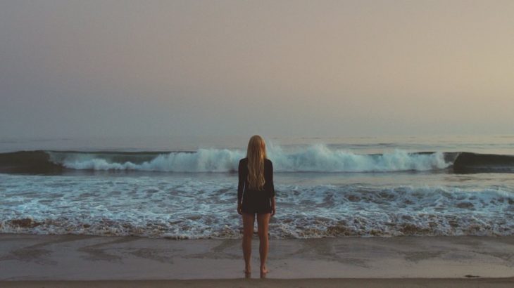 Chica para frente al mar viéndolo directamente 