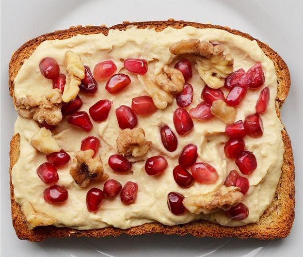 emparedado de crema de maní con granola