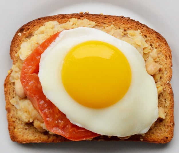 emparedado de huevo con tomate