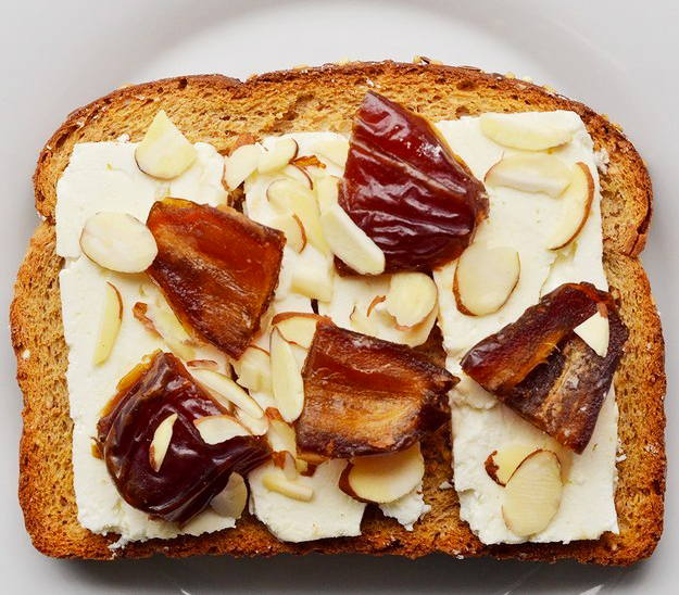 emparedado de queso crema con datiles y almendras