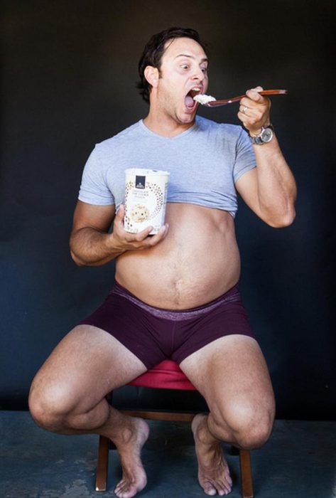 Hombre mostrando su barriga mientras come helado 