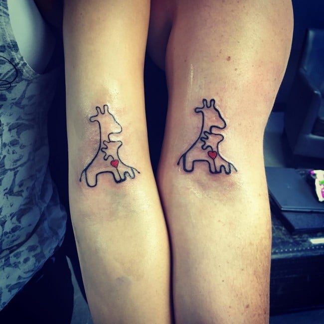 tatuajes madre e hijas jirafa