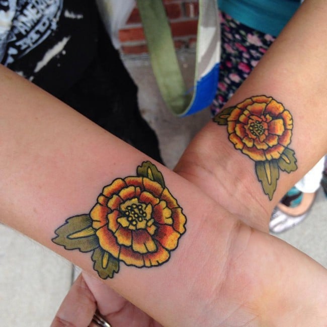 tatuajes madre e hija flores