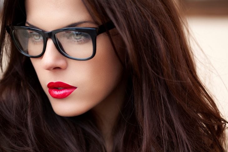 mujer con gafas y labios rojos