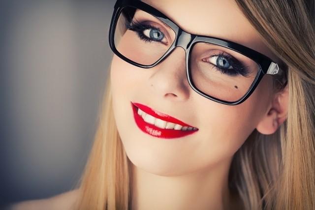 10 Trucos de maquillaje para las chicas que usan lentes