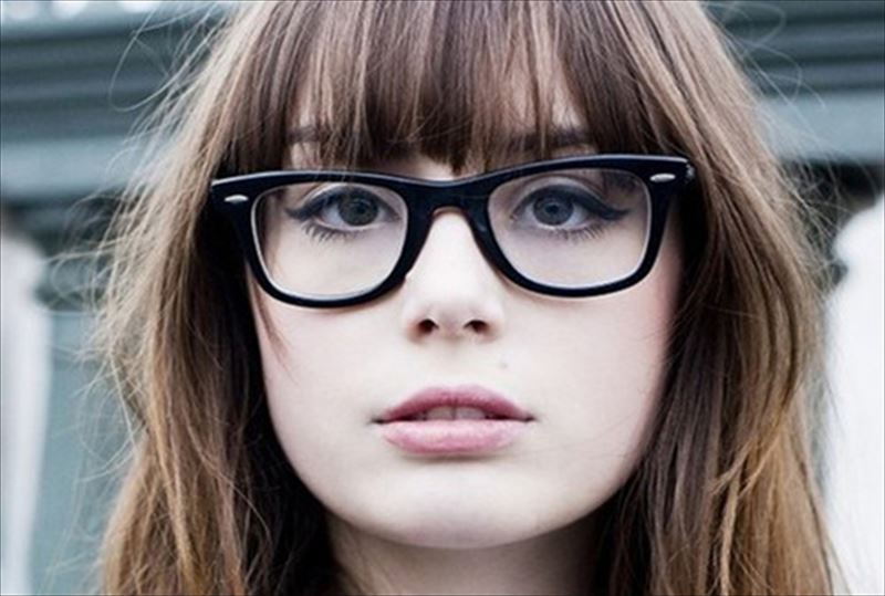 7 Trucos de maquillaje para chicas con gafas que te harán amar tus lentes