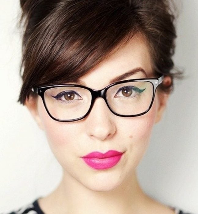 mujer con gafas y boca rosa