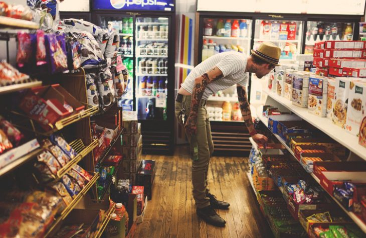 Chico en un super mercado comprando comida 