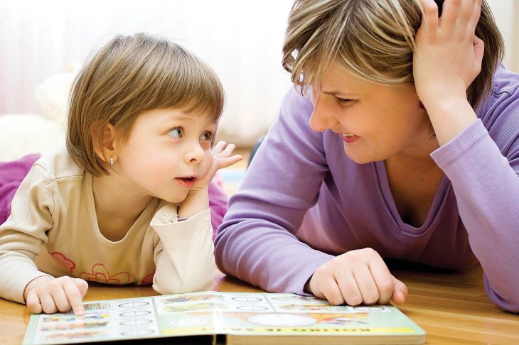 Mamá platica con su hija