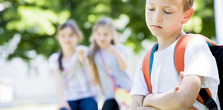 Niño tímido que se aísla del grupo