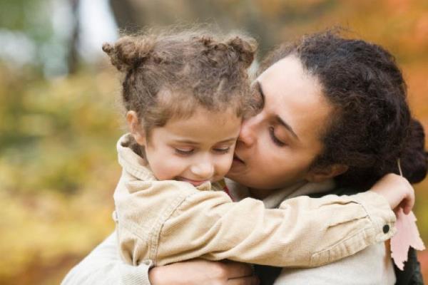 Mamá abraza a su hija