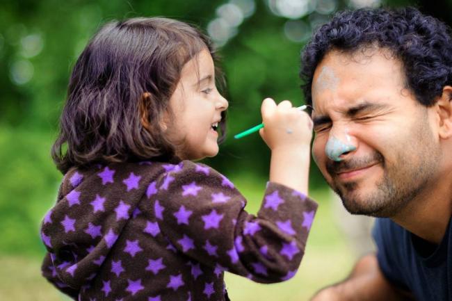 Papá juega con su hija