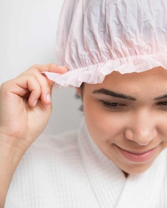 chica con gorro de baño