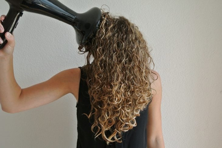 mujer secando cabello con difusor