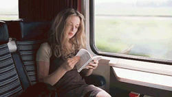 gif chica viajando en tren sola