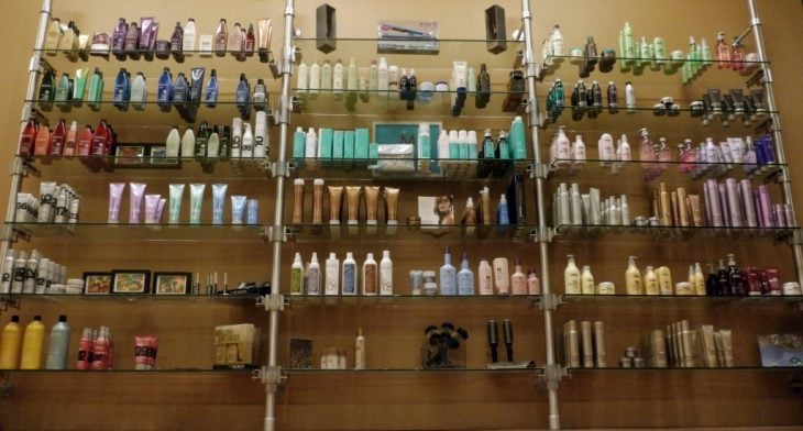 estante en tienda con productos para cabello