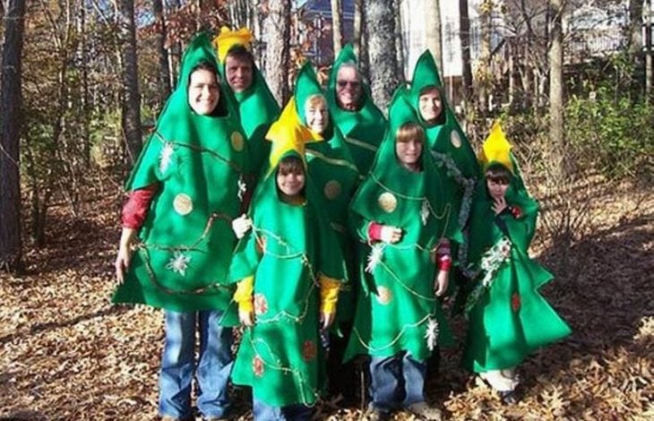 familia vestida de árbol de navidad
