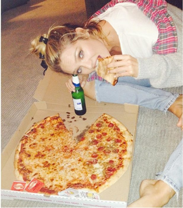 chica comiendo pizza