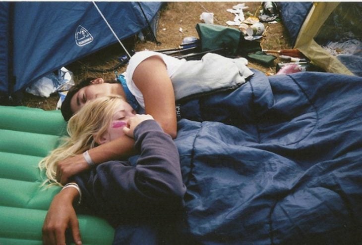 pareja acampando