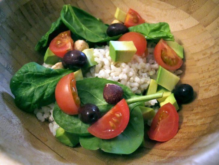 Ensalada de aguacate y arroz integral