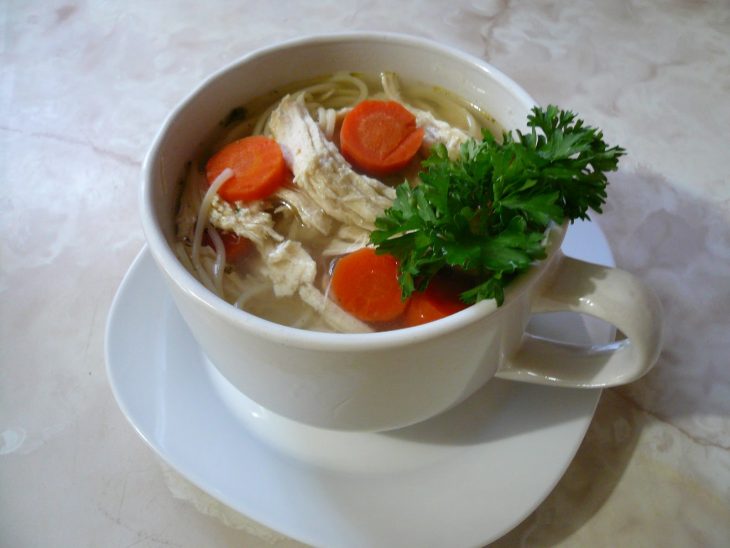 sopa de pollo