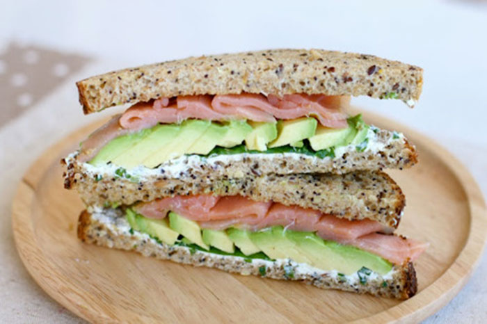 sandwich salmón y aguacate