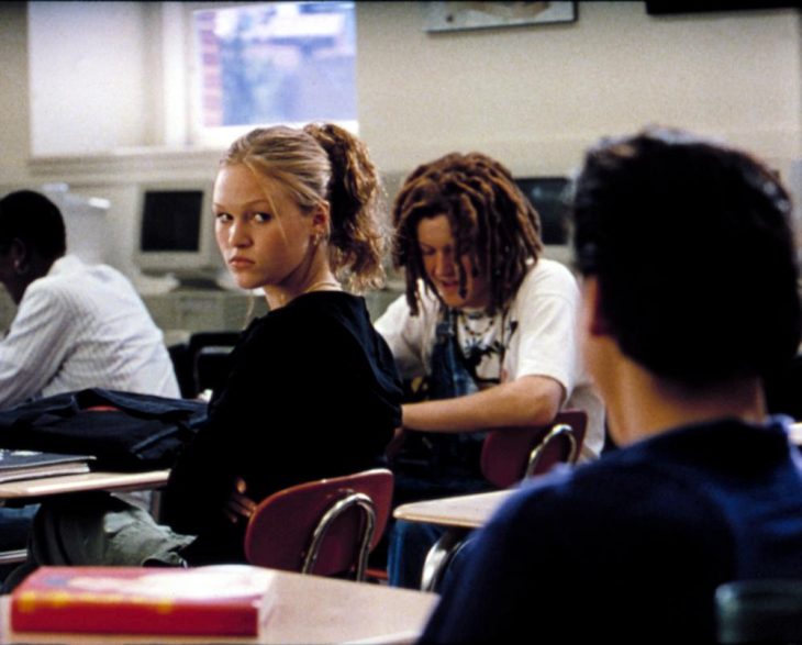 chica mirando a chico en salón de clases