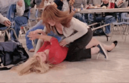 gif chicas peleando en salón de clases