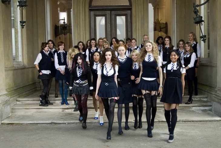 chicas con uniforme escolar