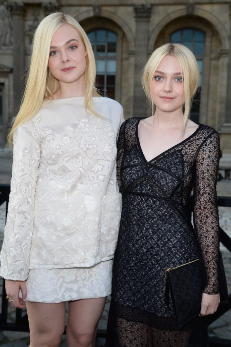 dakota y elle fanning abrazadas 