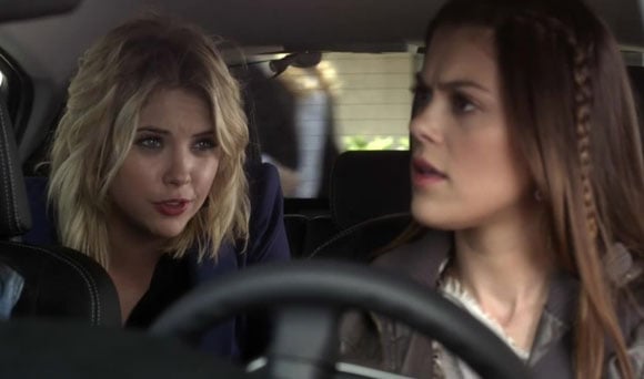 Escena de la serie pretty little liars chicas en carro 