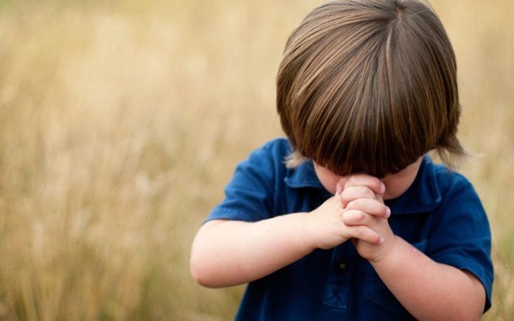 niño rezando