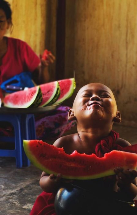 niño comiendo sandía