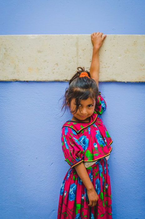 niña sonriendo a la cámara