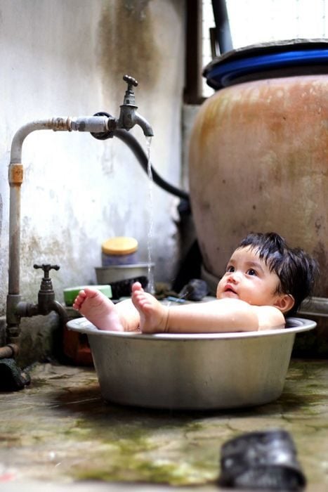 niño pequeño tomando baño en una tina