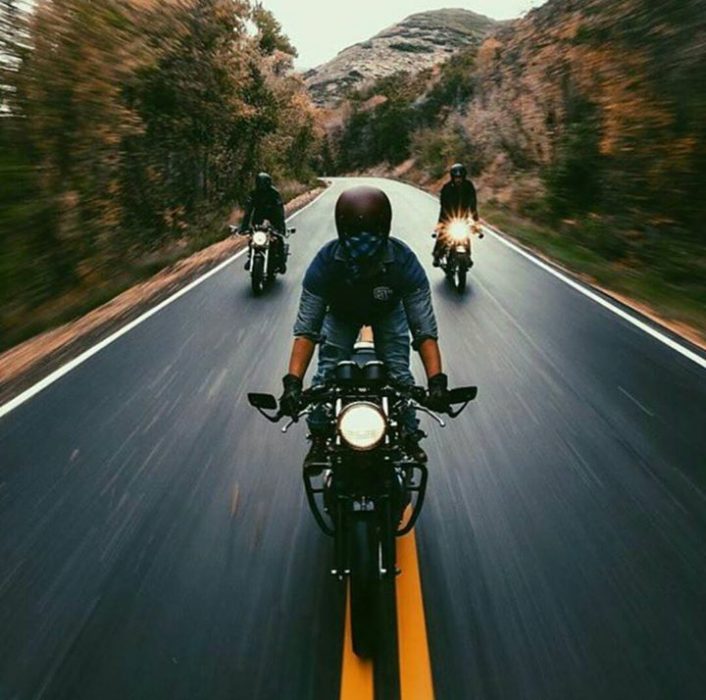 chica en motocicleta