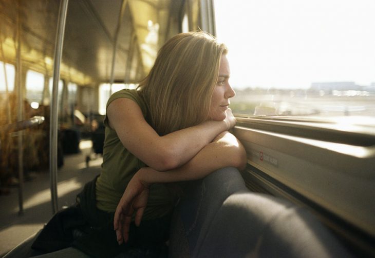 mujer mirando por la ventana de un tren