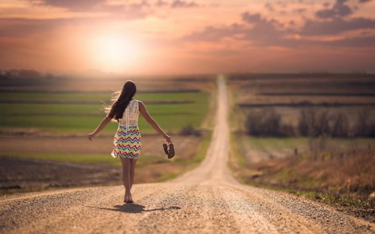 mujer descalza en el camino