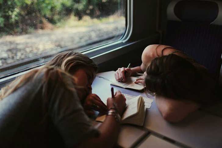 chicas escribiendo en un tren