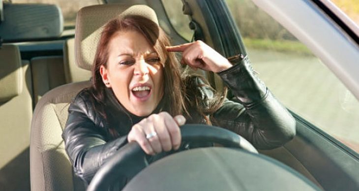 mujer al volante