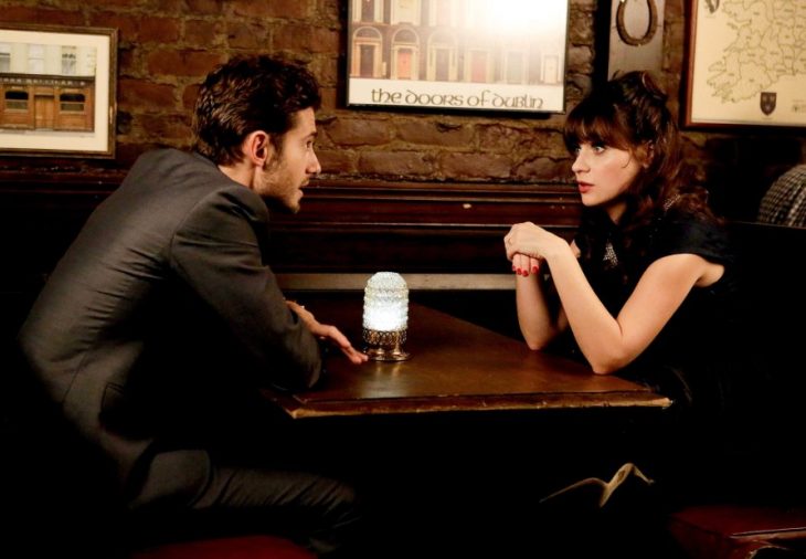 escena de la serie new girl jess hablando con un chico en un restaurant 