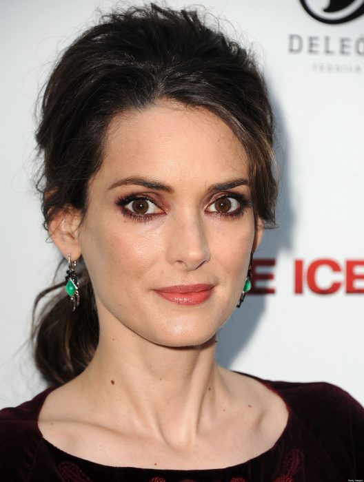  Actriz Winona Ryder en una alfombra roja en hollywood 