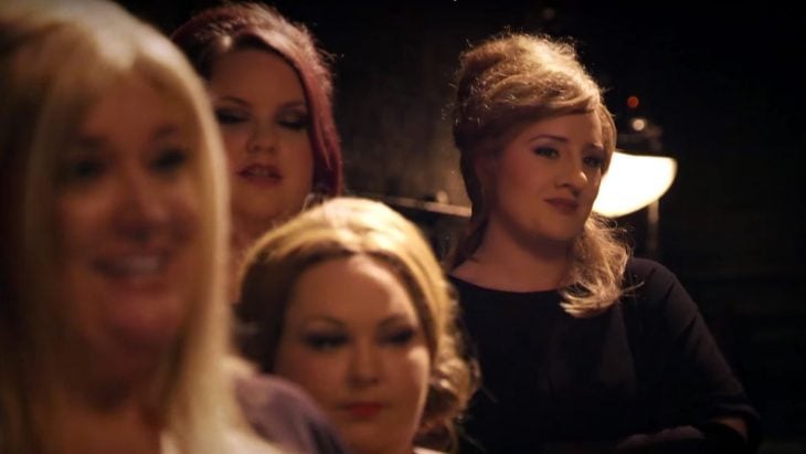 Adele con grupo de imitadoras