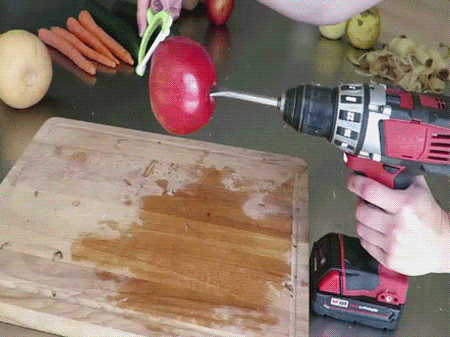 GIF como pelar una manzana con un taladro 
