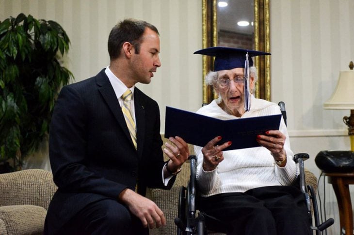 Mujer recibiendo su diploma de secundaria después de 79 años 