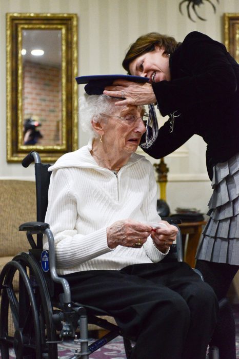 Mujer usando su birrete de gradución despues de 79 años 