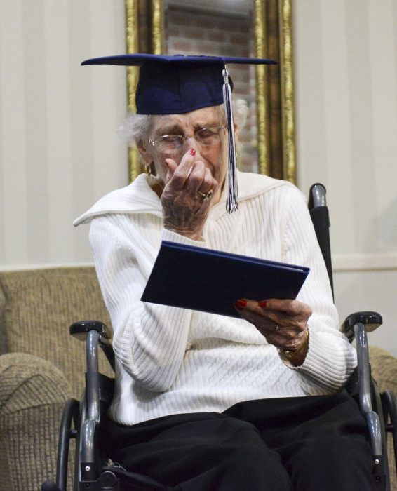 Abuela recibiendo su diploma de la escuela después de 79 años 