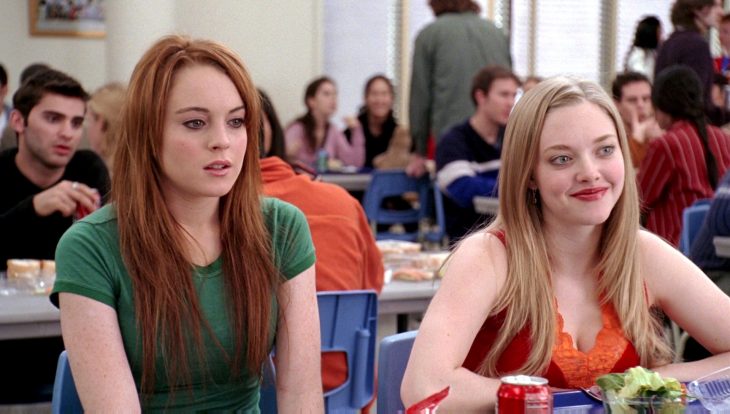 Escena de la película chicas pesadas, cady heron en la escuela desayunando 